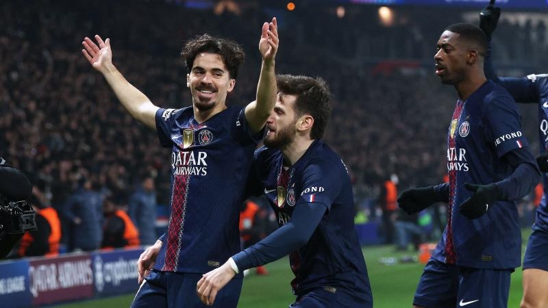 德甲没比赛的一天， 大家都在用想象力踢球。 等真正开踢的时候， 可能又全都要重来。 有些期待， 也许一开场就碎了。 [井]德甲 [井]德甲日常 [井]懂球的都懂